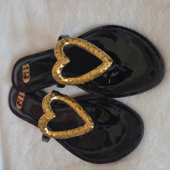 Gianni Bini Glossy Black Sandals with Gold Heart - Picture 1 of 2